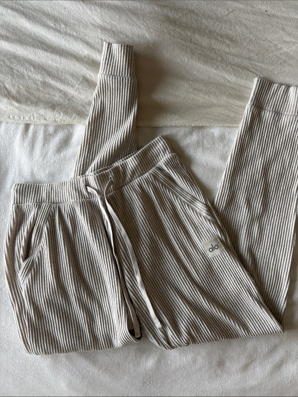 Alo Muse Ribbed Drawstring Sweatpants in Oat Beige Large